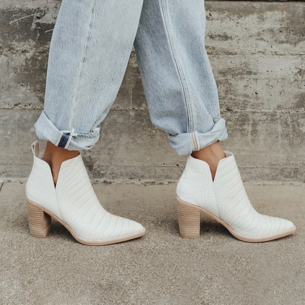 Dolce Vita crocodile print leather pointed toe ankle booties size 8